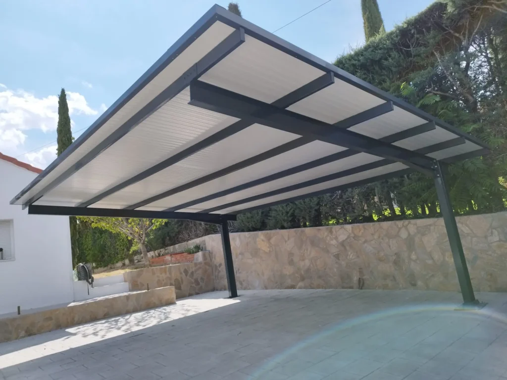 orche metálico para terraza moderna con techo de policarbonato o panel sándwich.