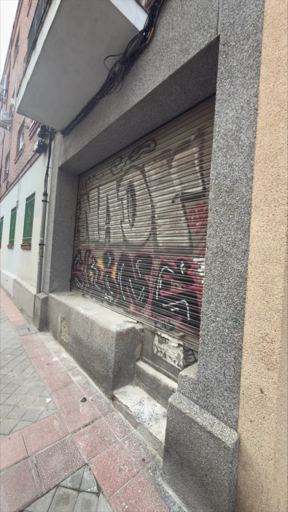 Ventanal de planta baja en bruto antes de la instalación de rejas de seguridad modernas.