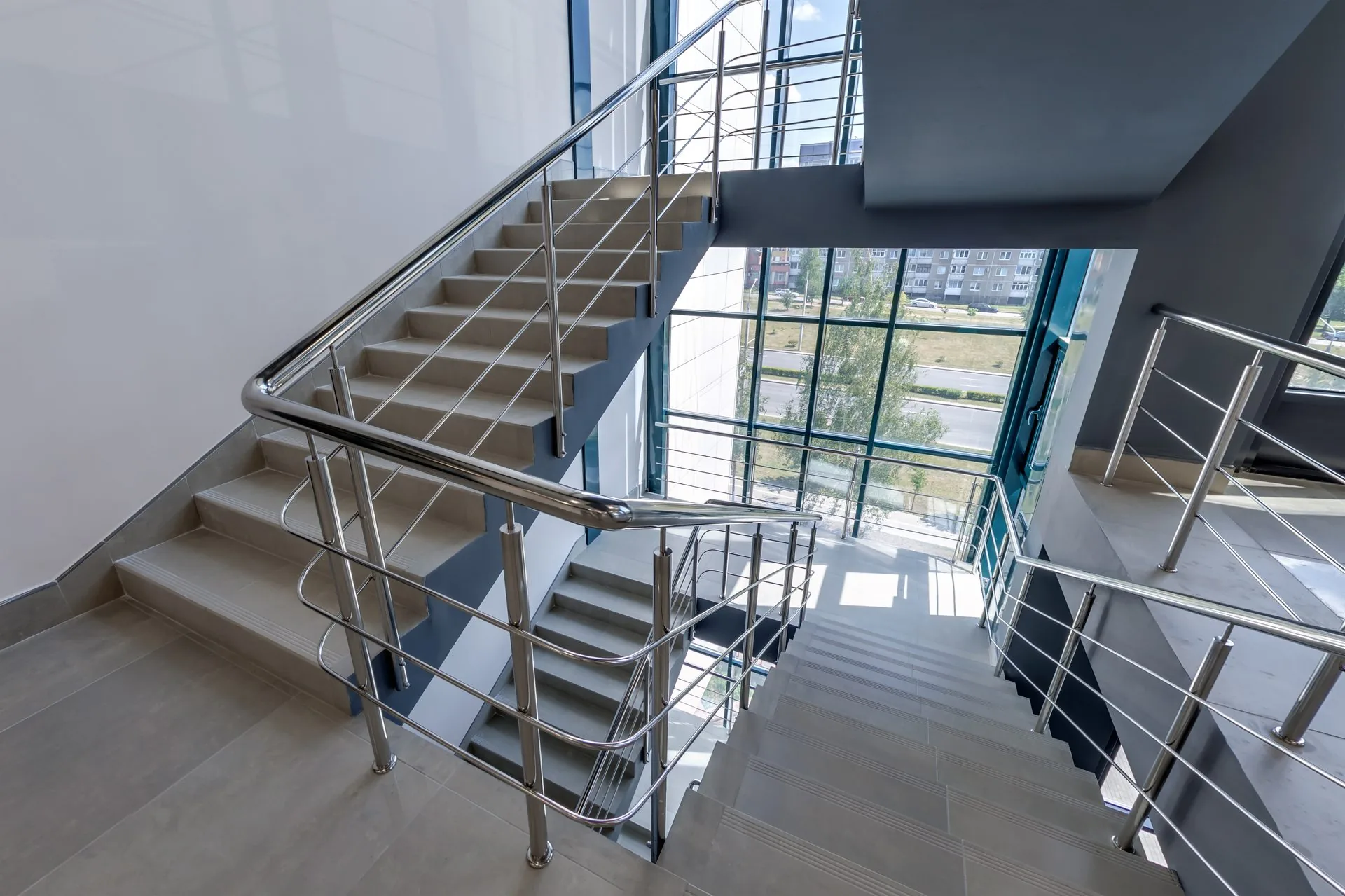 Escalera metálica interior a medida con barandilla fabricada por MS Metal Solution en Madrid