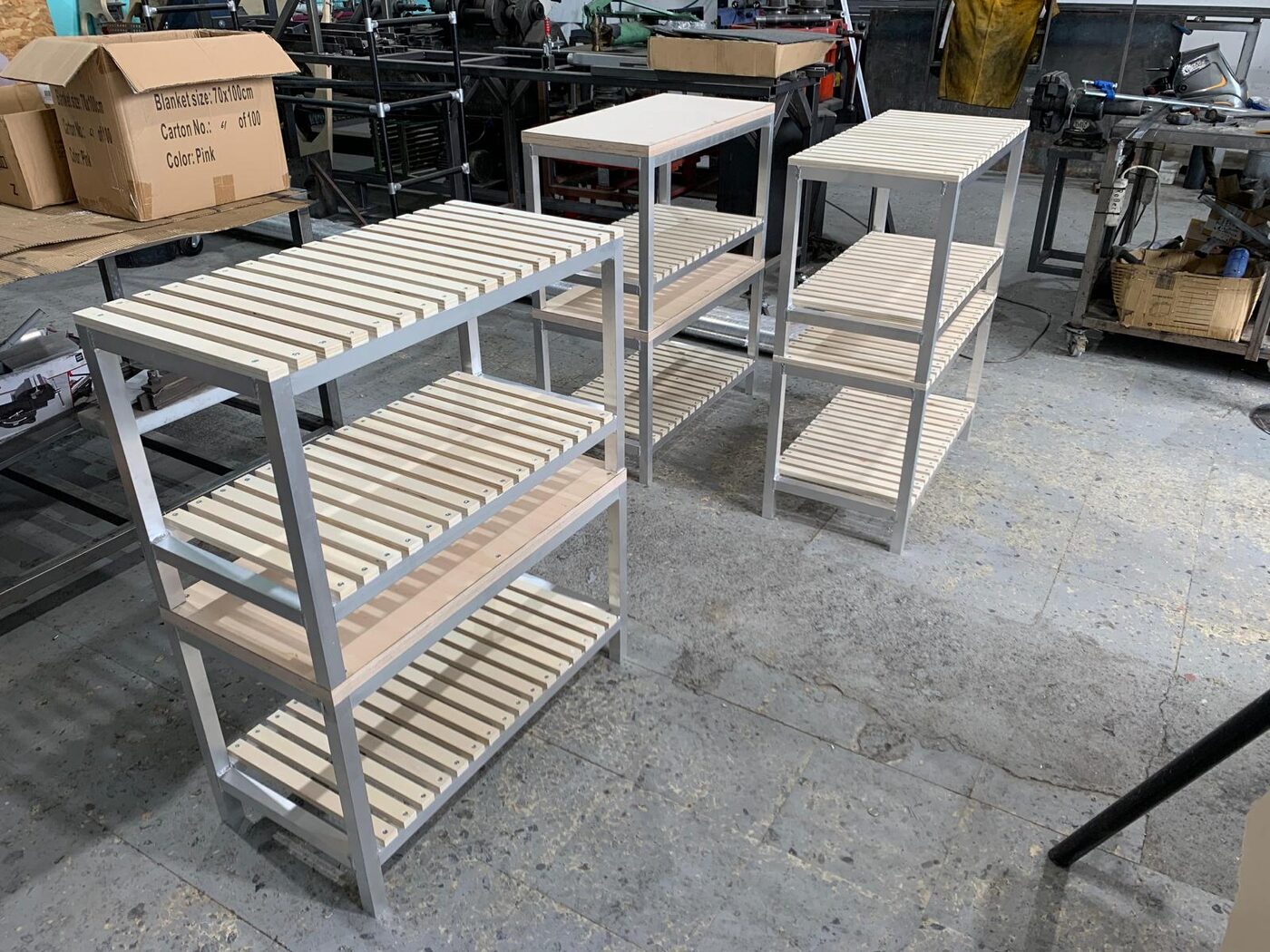 Estanterías metálicas con baldas de madera fabricadas en taller