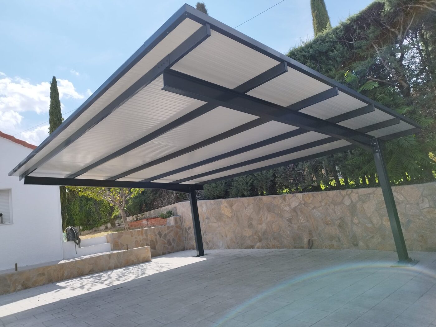 Carport metálico con cubierta de panel sándwich