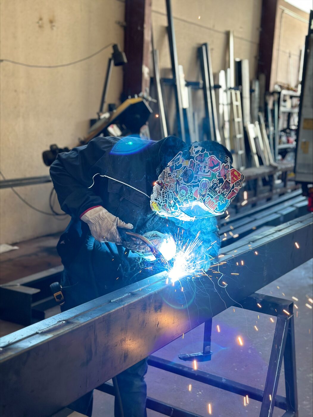 Soldador en acción con chispas en taller
