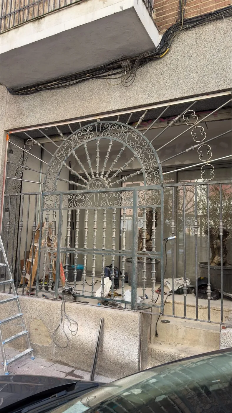 Detalle de los barrotes y el bastidor de una reja forjada a medida en Madrid