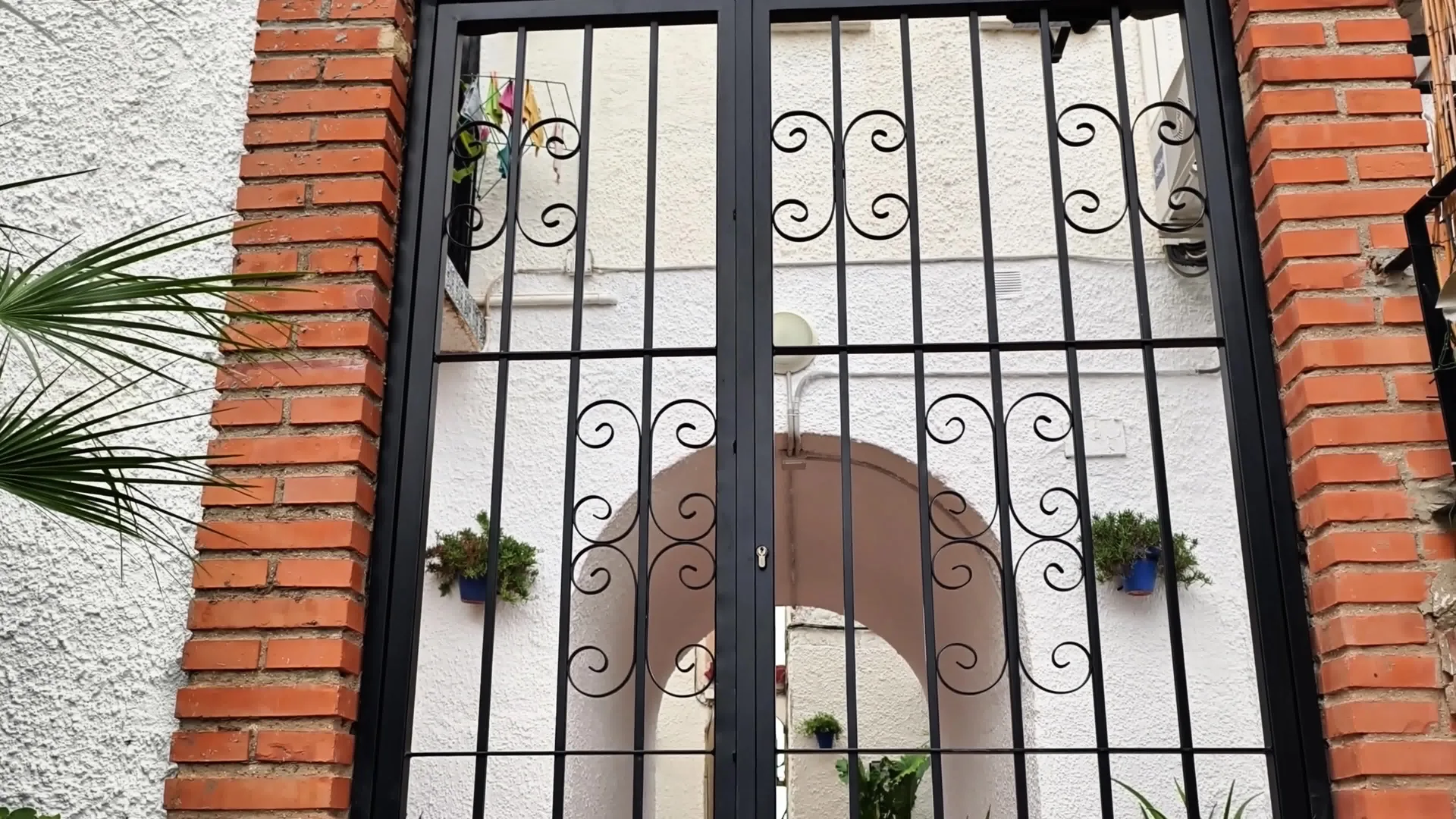Reja de seguridad instalada en ventana de vivienda